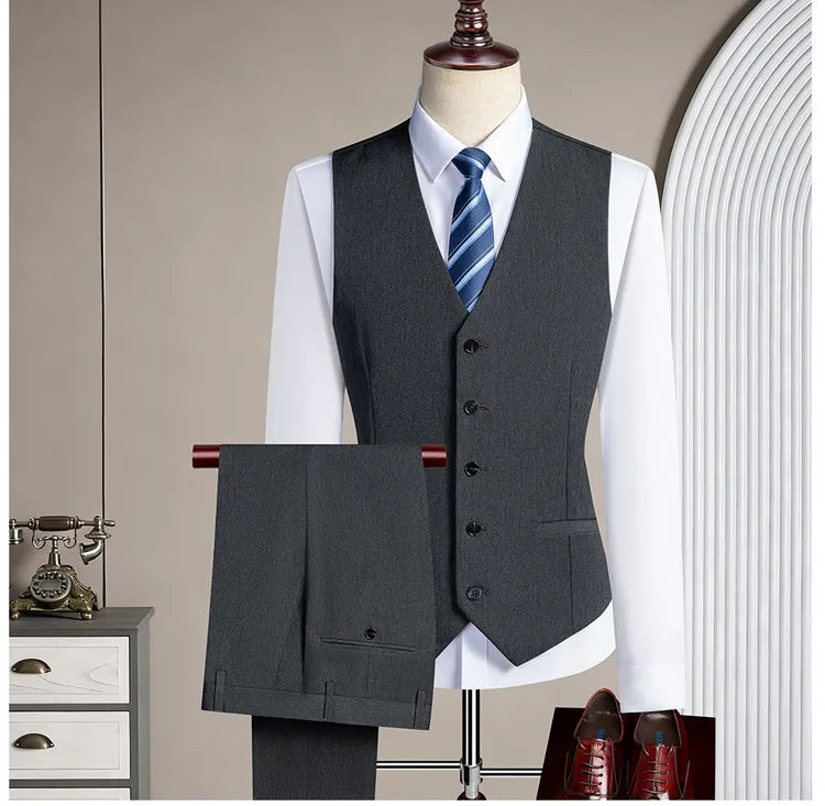 High-quality men's casual business suit for weddings featuring a wide gun pleat collar. One-button suit set in three pieces