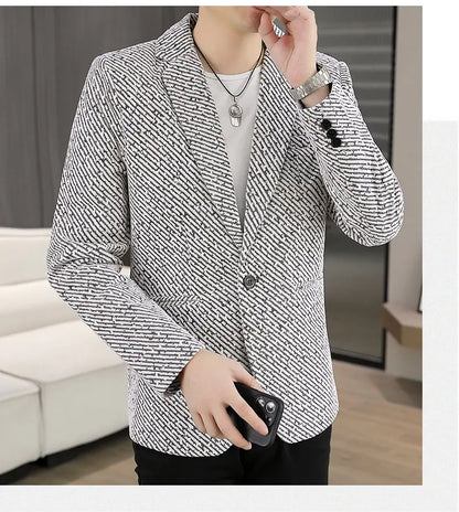 The new autumn and winter suits for men are fashionable and stylish, with a slim-fit small suit for young people and a single