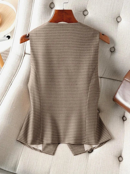 Vintage Women's Checkered Tank Top with Elegant V-neck Buttons Is Designed for Folding Daily Commute and Office Casual Wear
