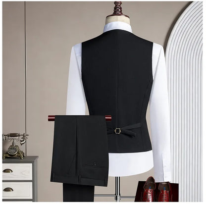 High-quality men's casual business suit for weddings featuring a wide gun pleat collar. One-button suit set in three pieces