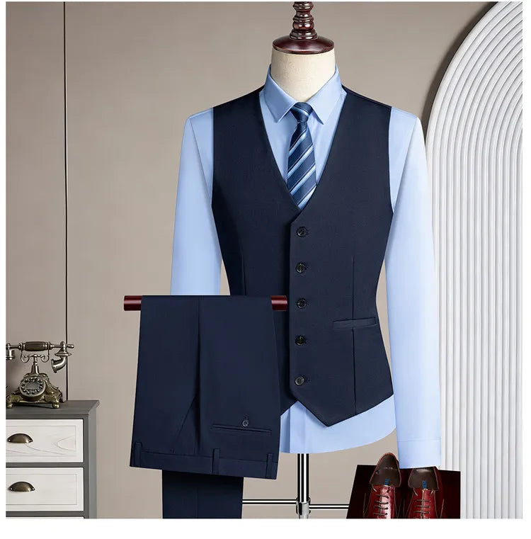 High-quality men's casual business suit for weddings featuring a wide gun pleat collar. One-button suit set in three pieces