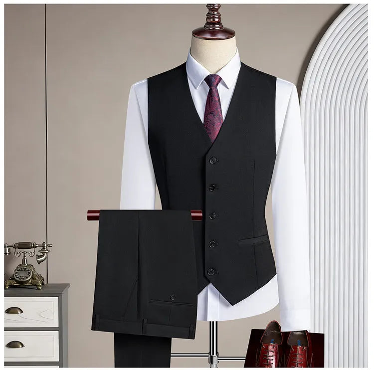 High-quality men's casual business suit for weddings featuring a wide gun pleat collar. One-button suit set in three pieces